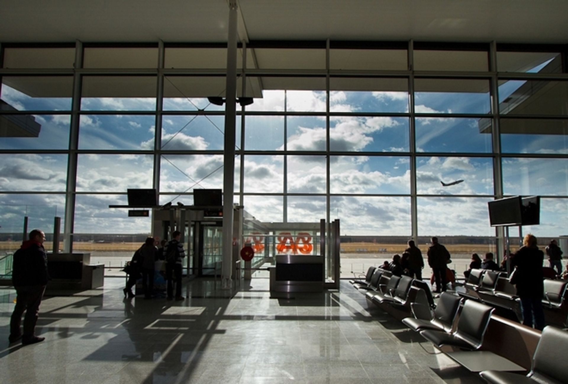  1,2 mln pasażerów w pół roku odwiedziło nowy terminal lotniczy