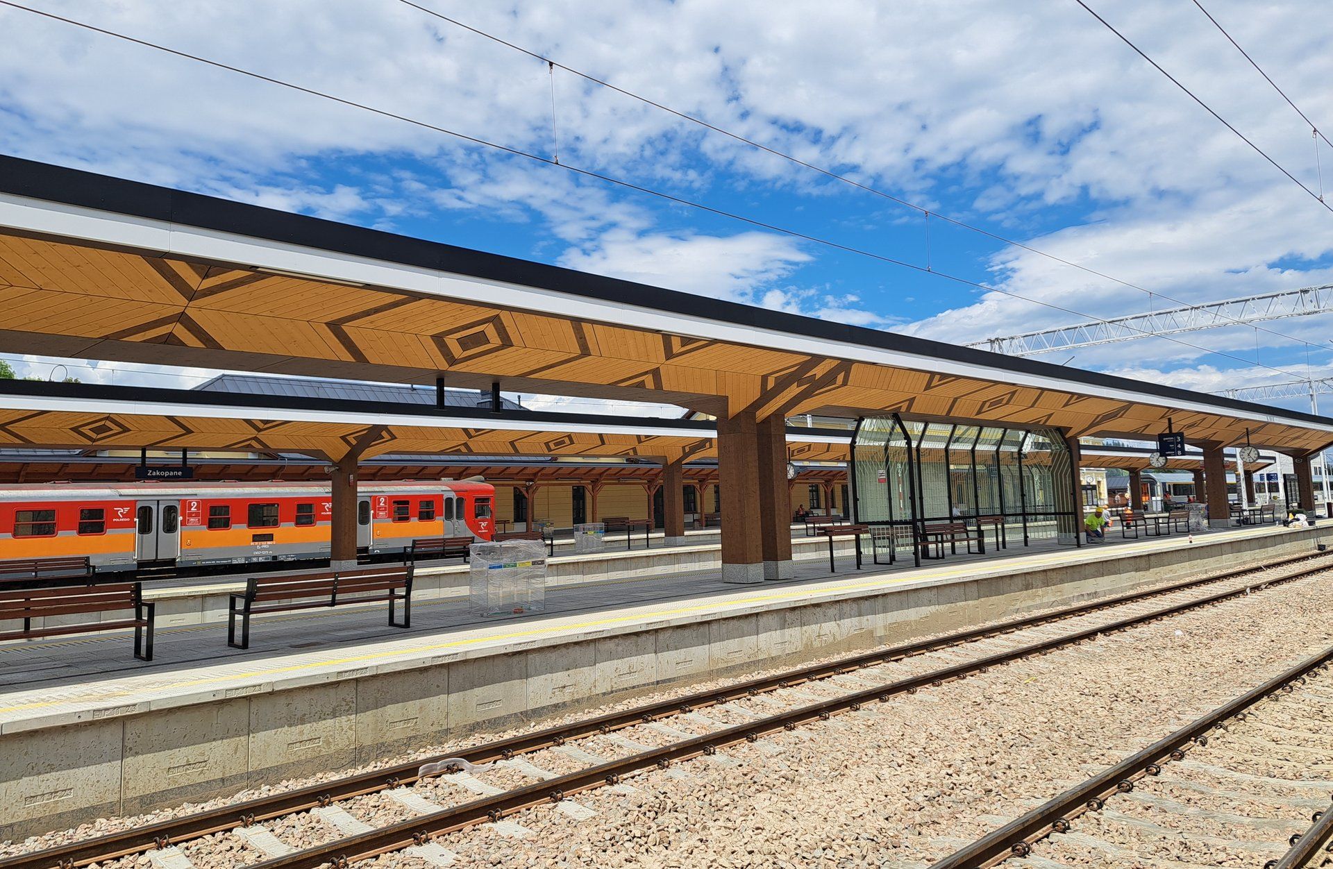 Kolejny nowy peron na stacji Zakopane ułatwia podróże koleją 
