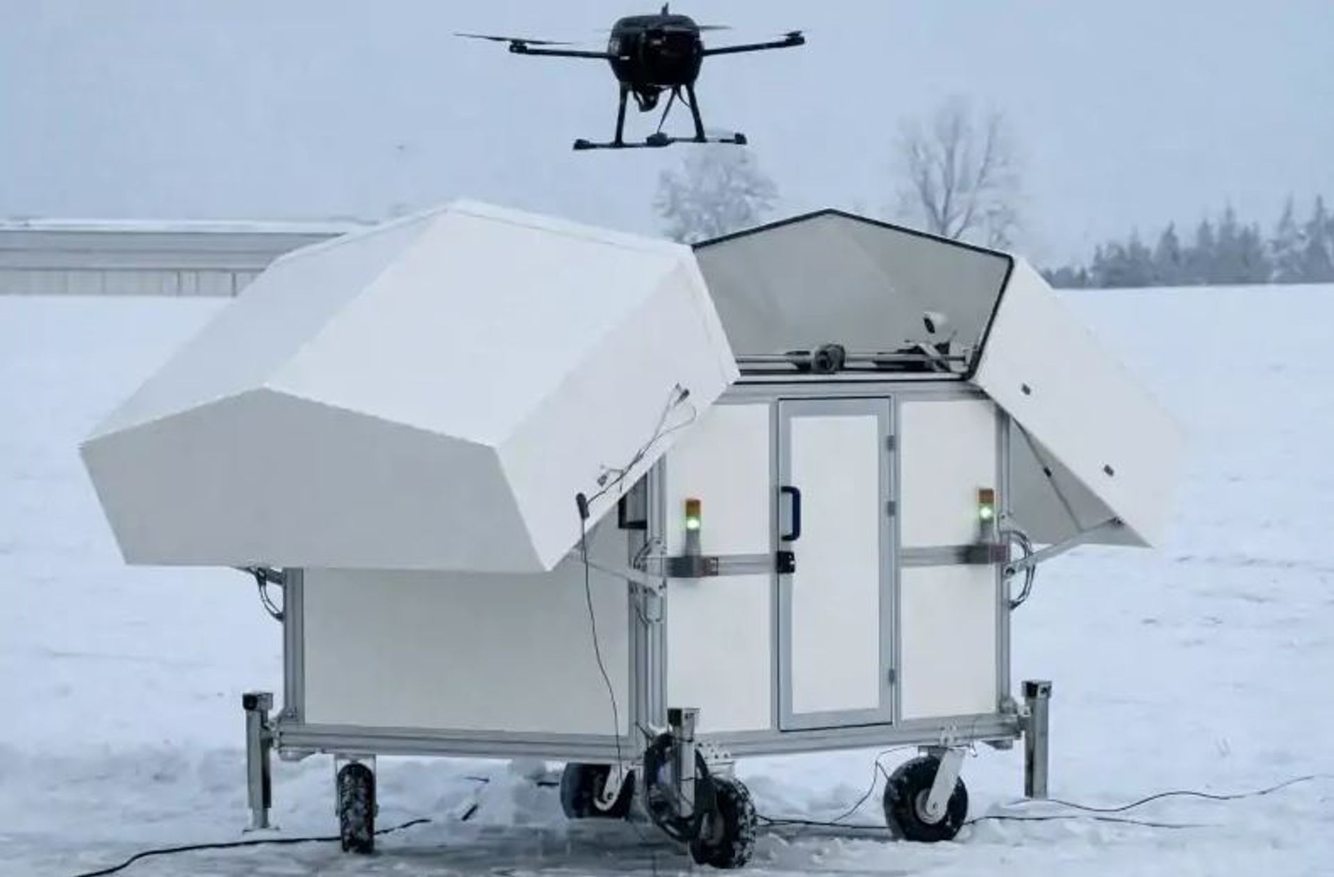 Bezpieczeństwo i sprawność linii kolejowych w Polsce będą monitorowały drony i AI