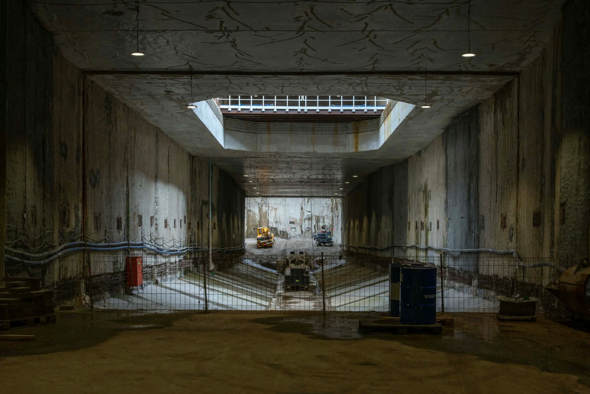 Europarlamentarzyści na dworcu i w tunelu 