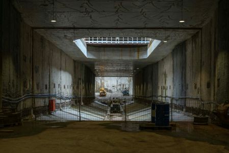 Europarlamentarzyści na dworcu i w tunelu 