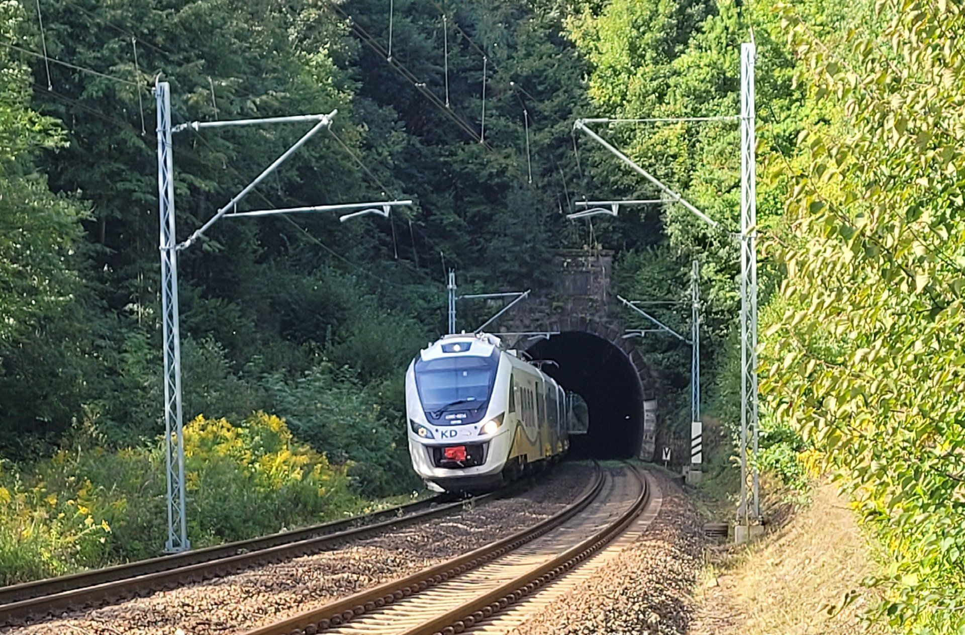 Zabytkowy tunel na linii kolejowej z Wrocławia do Jeleniej Góry zostanie przebudowany. Zapewni sprawniejsze przejazdy pociągów