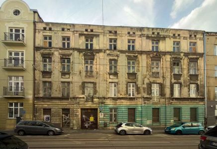 Zabytkowa kamienica w samym centrum Łodzi została wystawiona przez miasto na sprzedaż [ZDJĘCIA]