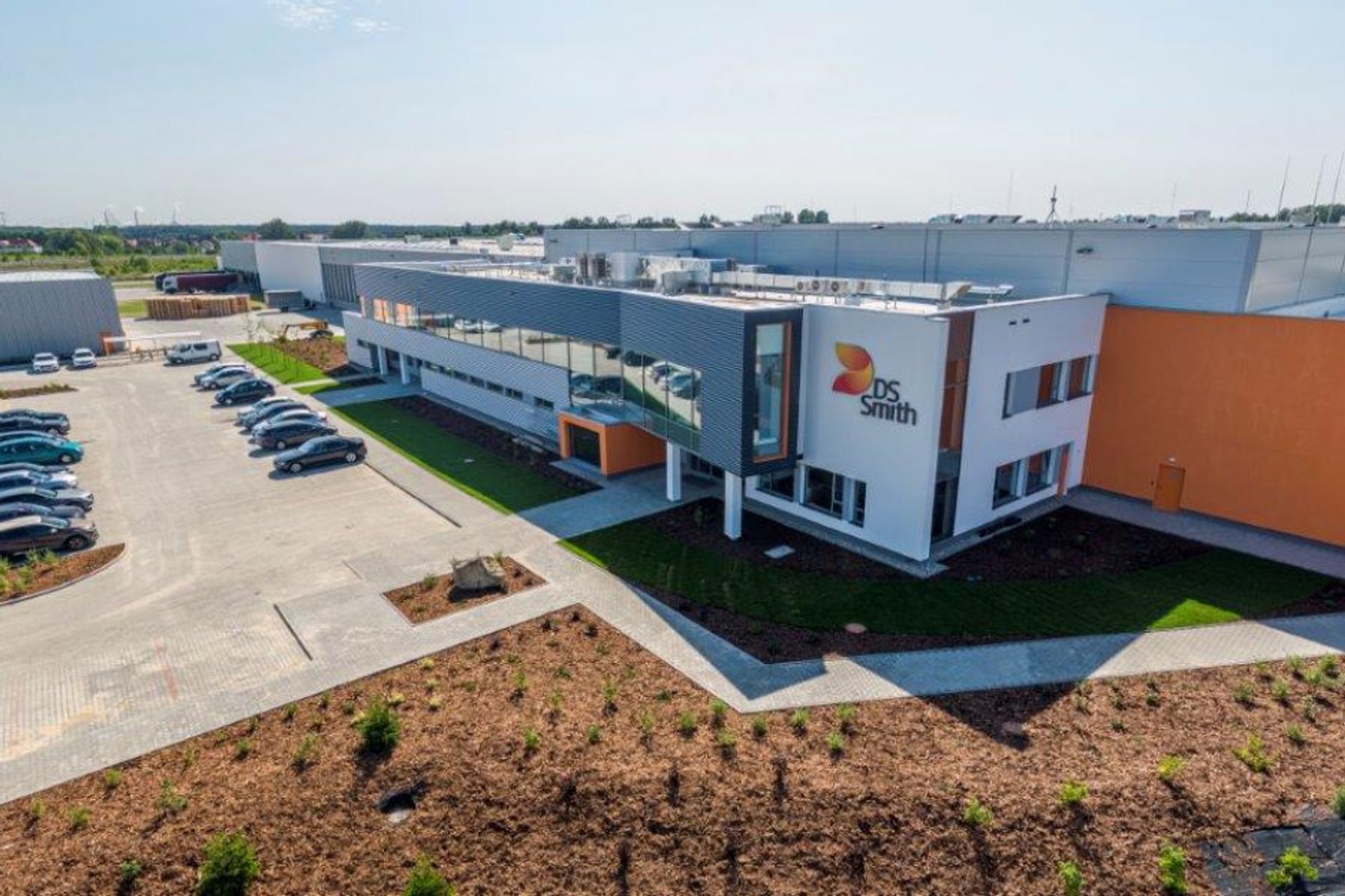 Brytyjska firma DS Smith otwiera supernowoczesną fabrykę opakowań w Bełchatowie. Kosztowała ponad 300 mln zł