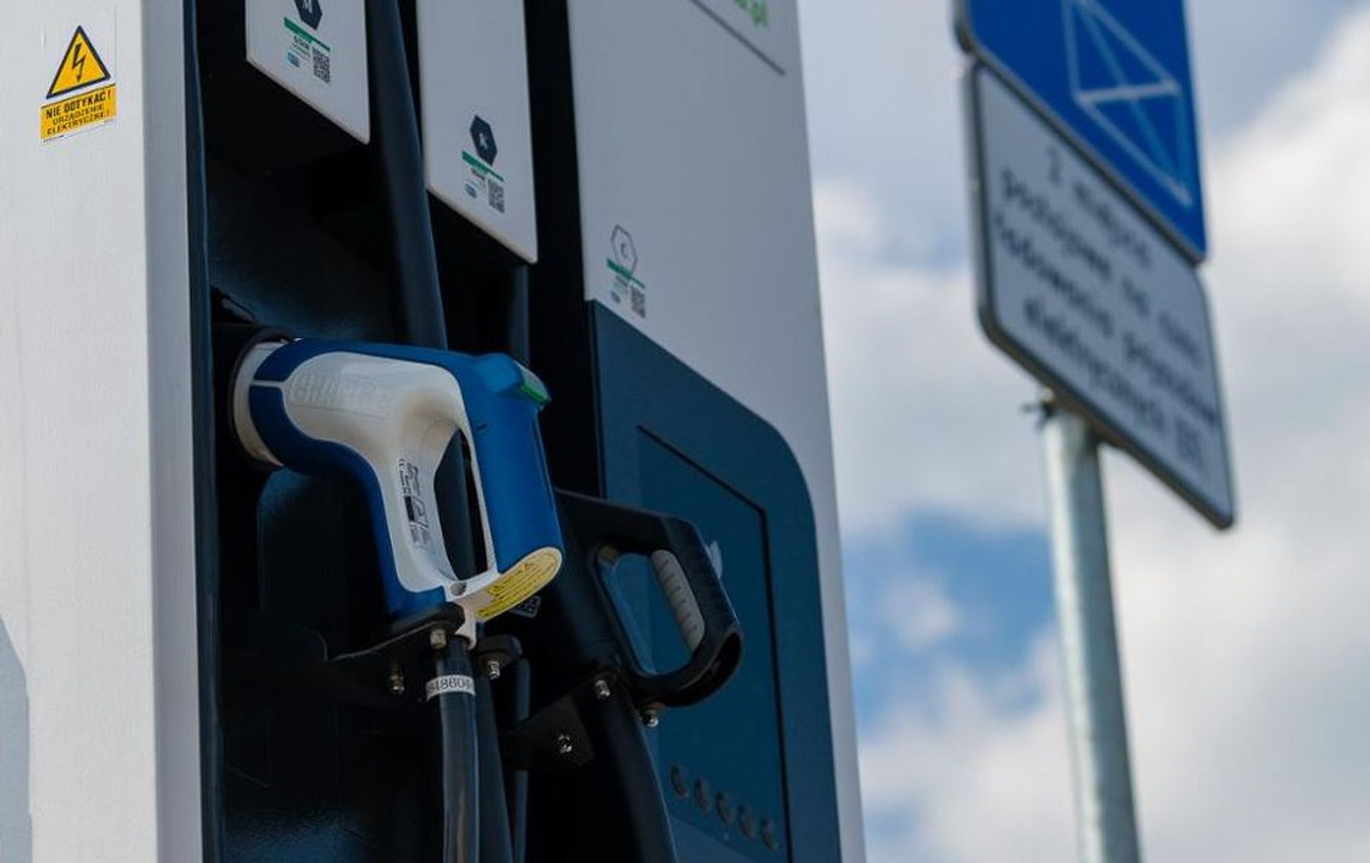 31 MOP-ów dla dwóch operatorów szybkich ładowarek "elektryków"