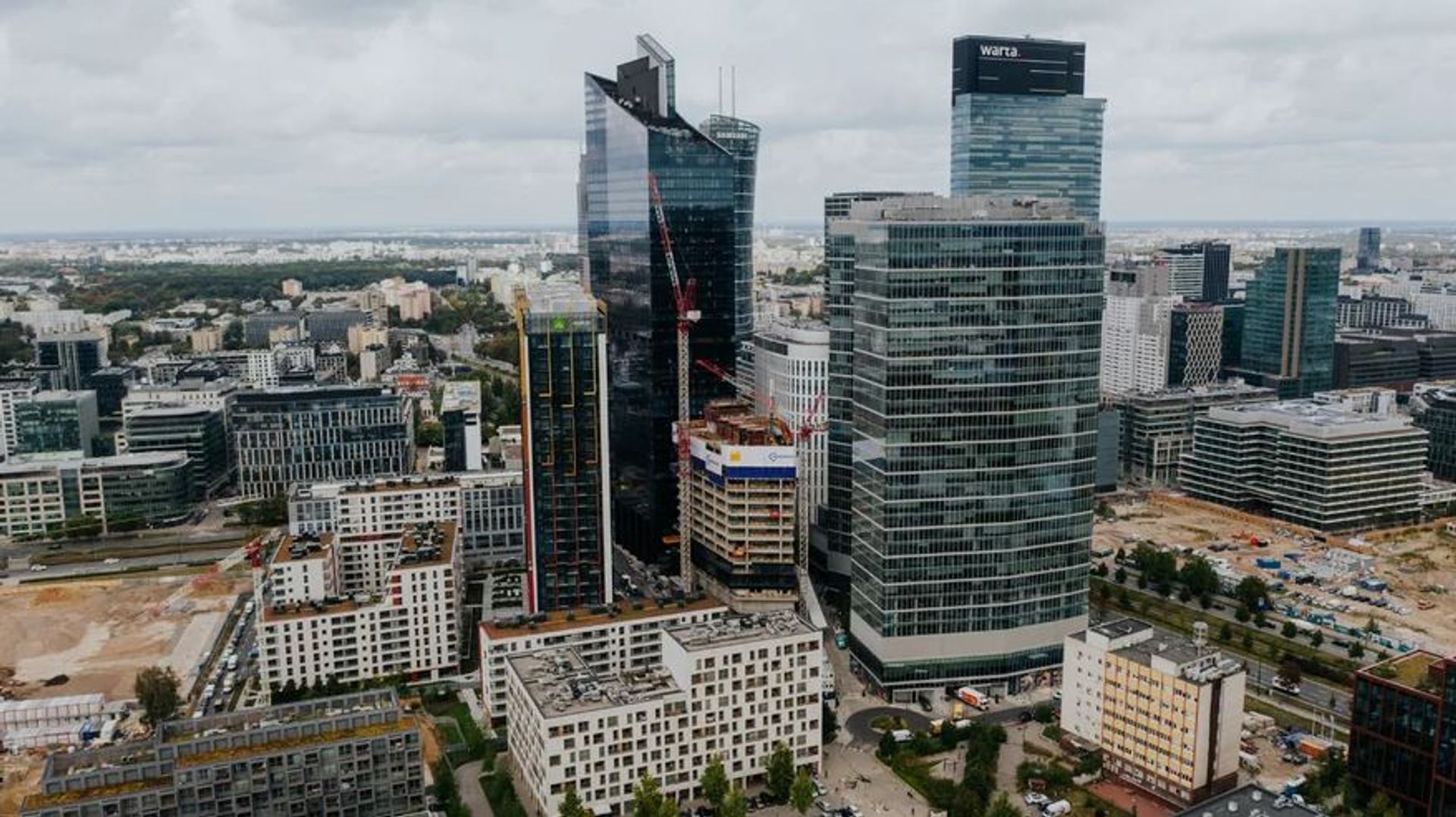 130-metrowy wieżowiec Skyliner II w połowie drogi do szczytu 