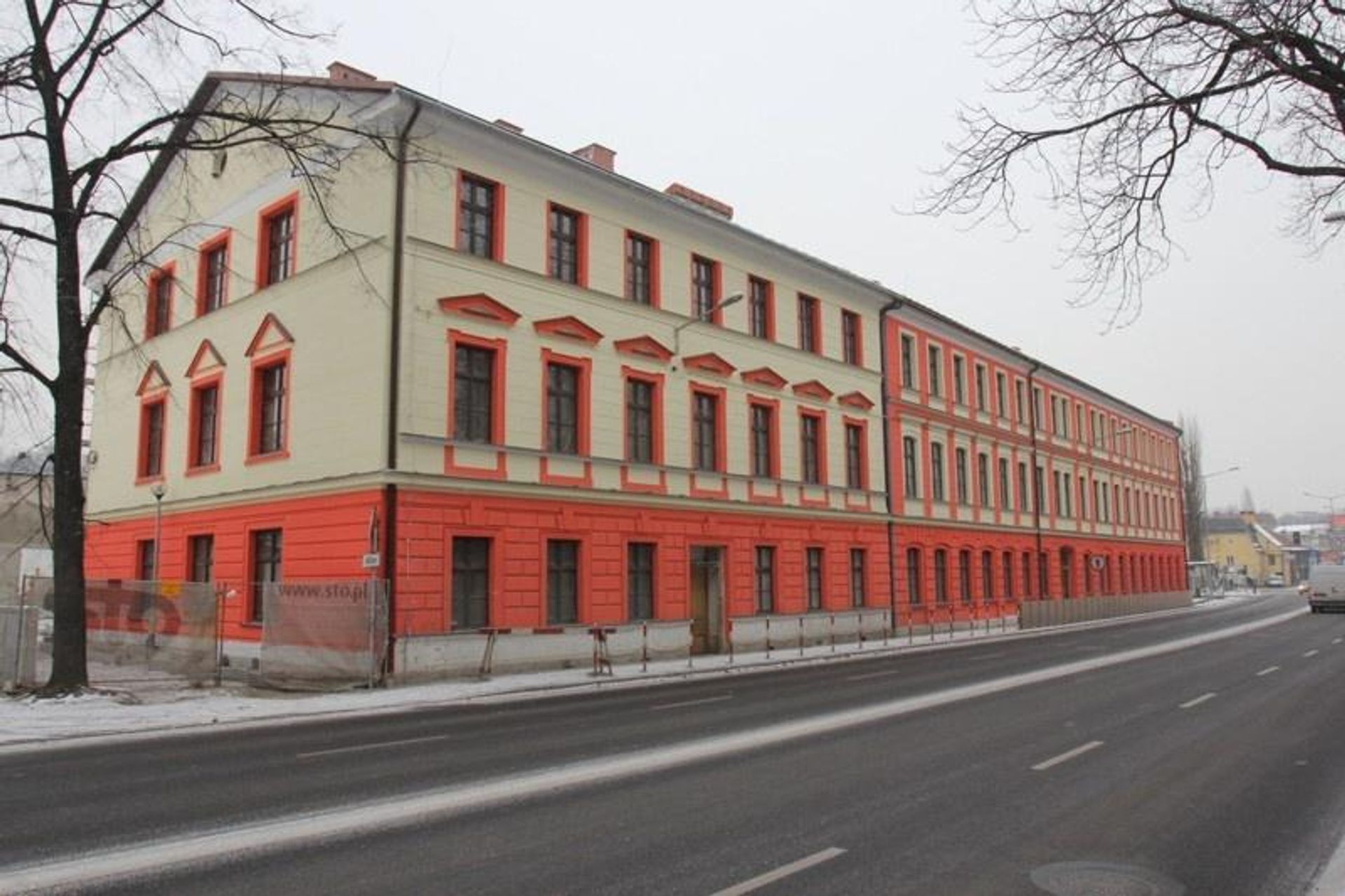  Zabytkowa szkoła zaadaptowana na nowe mieszkania komunalne w Bielsku-Białej