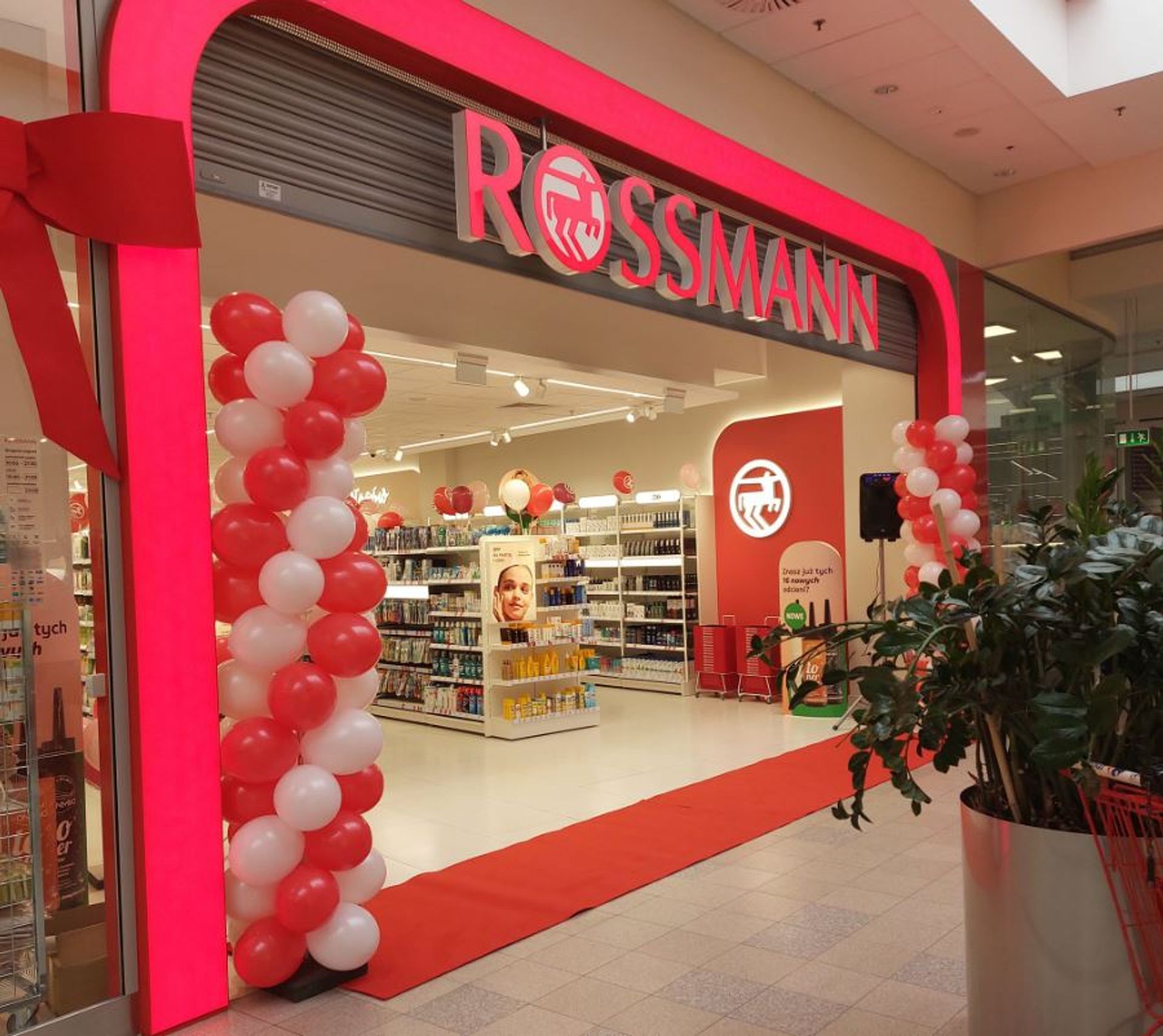 Rossmann kontynuuje ekspansję w Polsce. Otwiera nowe i modernizuje starsze drogerie