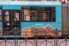 MPK Wrocław uruchomiło specjalny tramwaj konsularny reprezentujący 21 państw [ZDJĘCIA]