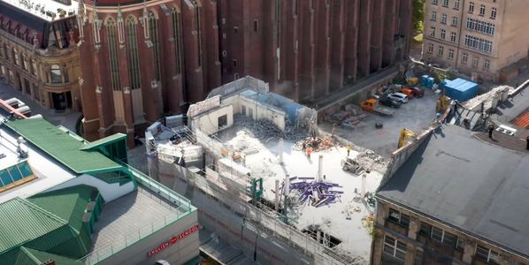 W centrum Wrocławia postępują prace przy wyburzaniu kontrowersyjnego budynku Solpolu [FILMY + ZDJĘCIA]