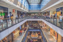 Obroty w centrach handlowych w Polsce rosną, ale odwiedzalność minimalnie spada