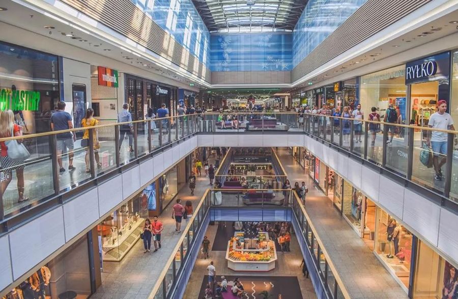 Obroty w centrach handlowych w Polsce rosną, ale odwiedzalność minimalnie spada