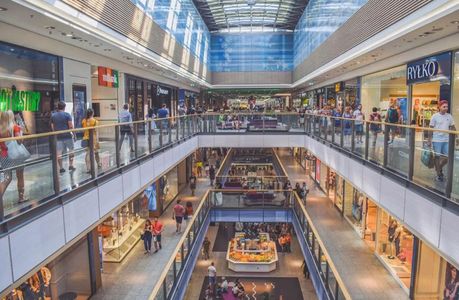 Obroty w centrach handlowych w Polsce rosną, ale odwiedzalność minimalnie spada