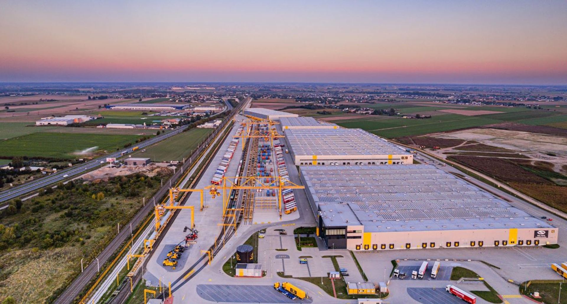 Grupa Künz, światowy lider w produkcji żurawi kontenerowych, otwiera fabrykę w woj. wielkopolskim