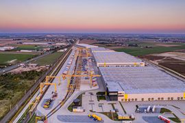 Grupa Künz, światowy lider w produkcji żurawi kontenerowych, otwiera fabrykę w woj. wielkopolskim