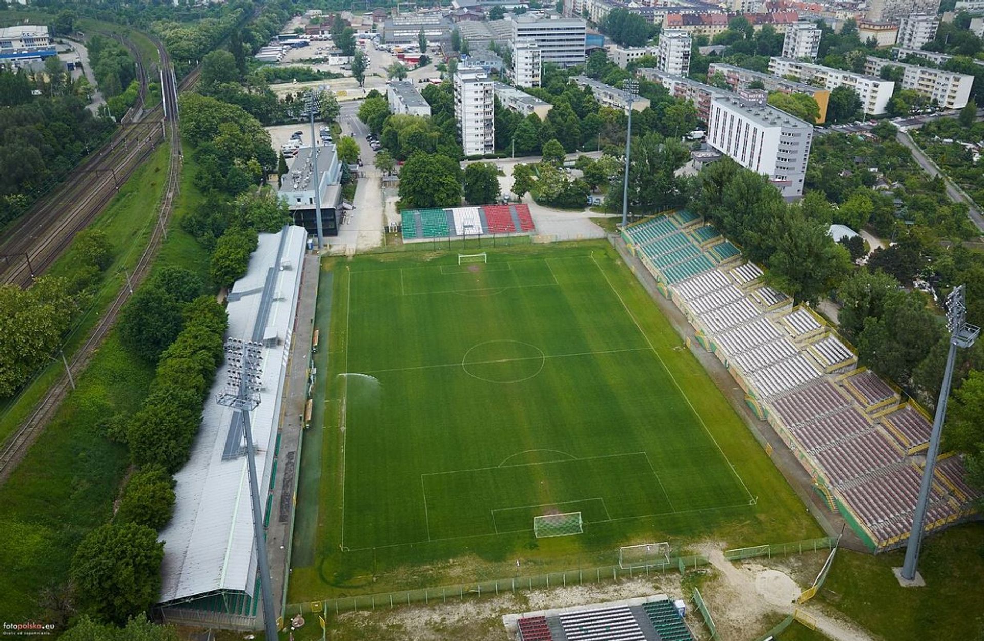 Wrocław: Historia zostaje, stadion się zmienia - trwa przebudowa obiektu sportowego przy ul. Oporowskiej