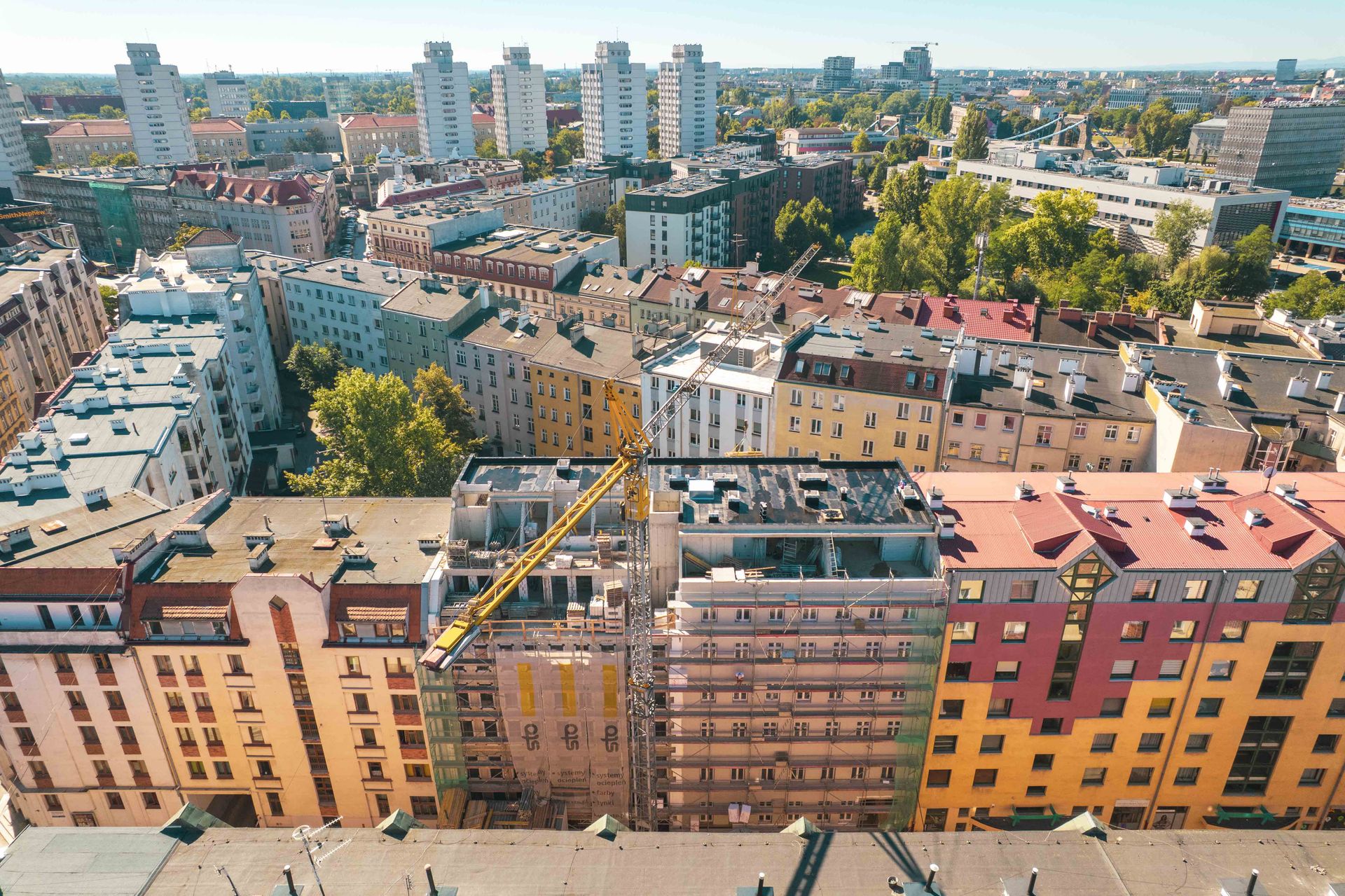 Zaufanie w odwrocie, emocje w natarciu. Dlaczego kupujący coraz mniej wierzą deweloperom?