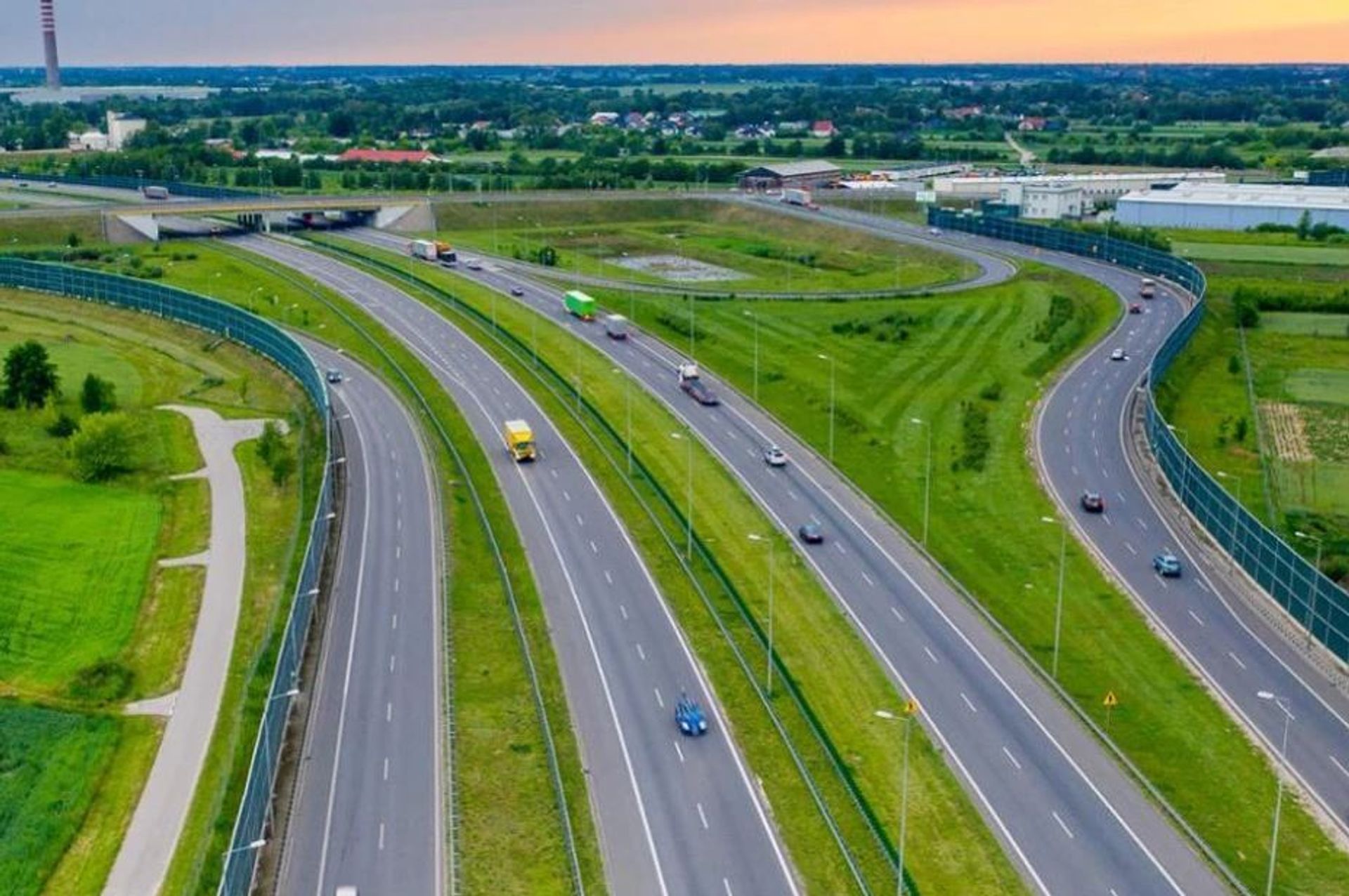 Autostrada A2 Łódź - Warszawa zostanie poszerzona na prawie 100 kilometrach. Trzeci i czwarty pas ułatwią dojazd do przyszłego CPK
