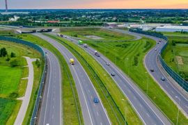 Autostrada A2 Łódź - Warszawa zostanie poszerzona na prawie 100 kilometrach. Trzeci i czwarty pas ułatwią dojazd do przyszłego CPK