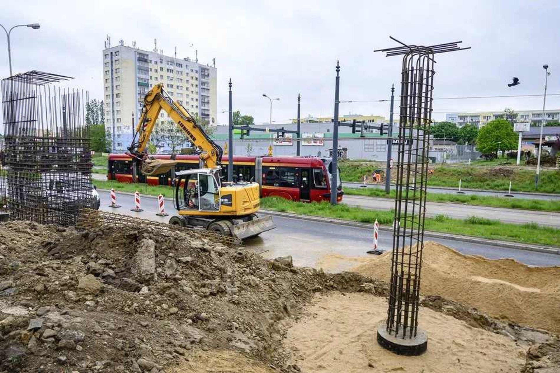 Budowa kładek nad Wyszyńskiego w Łodzi. Właśnie stawiane są fundamenty pod nowe konstrukcje.