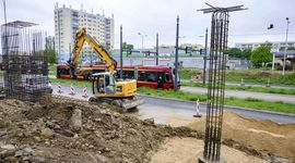 Budowa kładek nad Wyszyńskiego w Łodzi. Właśnie stawiane są fundamenty pod nowe konstrukcje.