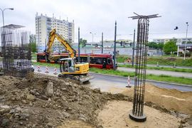 Budowa kładek nad Wyszyńskiego w Łodzi. Właśnie stawiane są fundamenty pod nowe konstrukcje.
