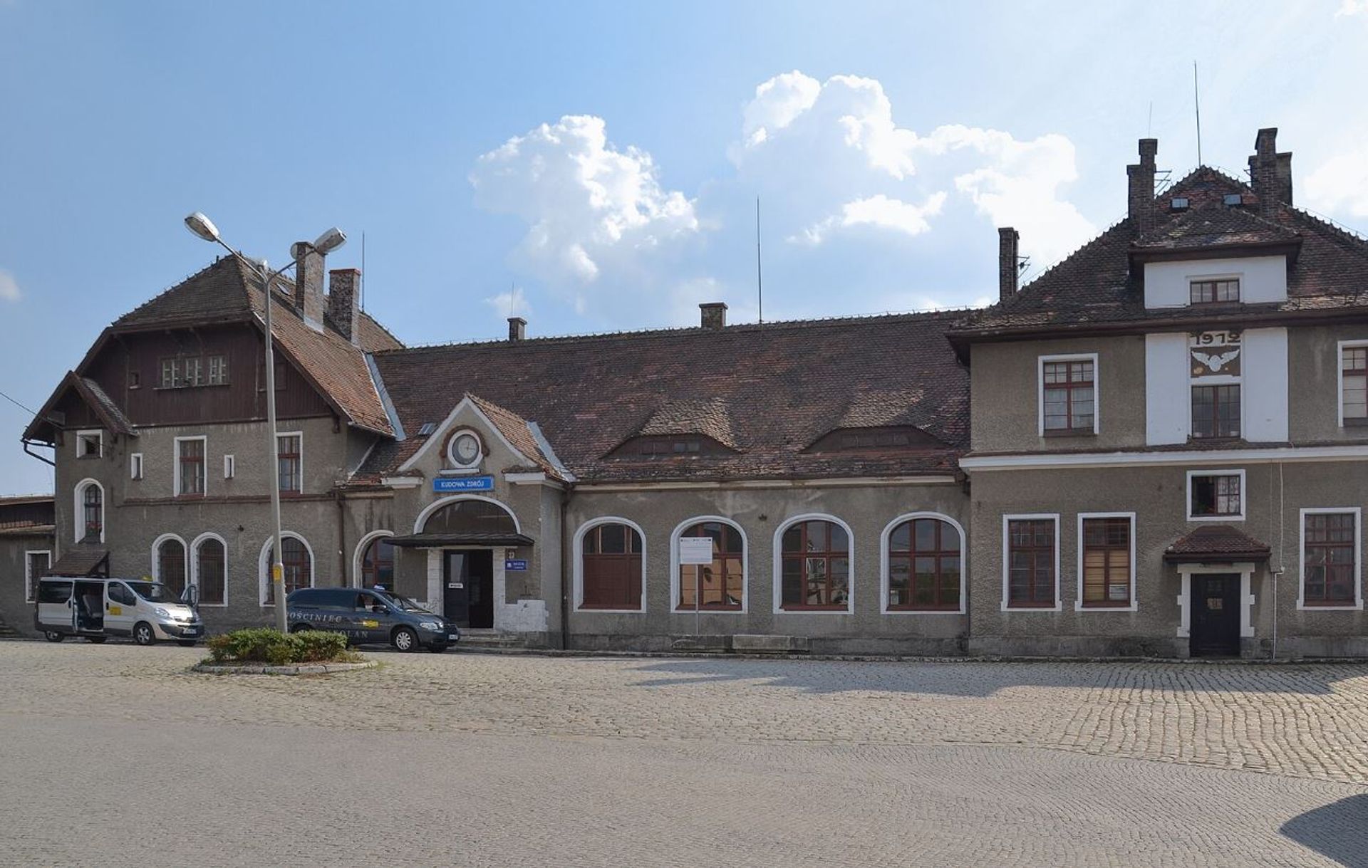 Kudowa-Zdrój i Lubań Śląski: kolejne zabytkowe dworce PKP w woj. dolnośląskim zostaną zmodernizowane