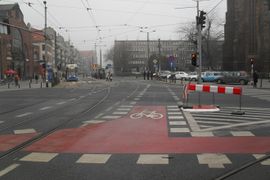 [Wrocław] Brama rowerowa przy Piaskowej nie przetrwała doby. Kierowcy celowo ją niszczą?