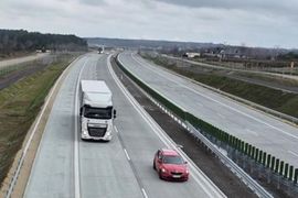 Kolejne kilometry autostrady A2 na wschód od Warszawy