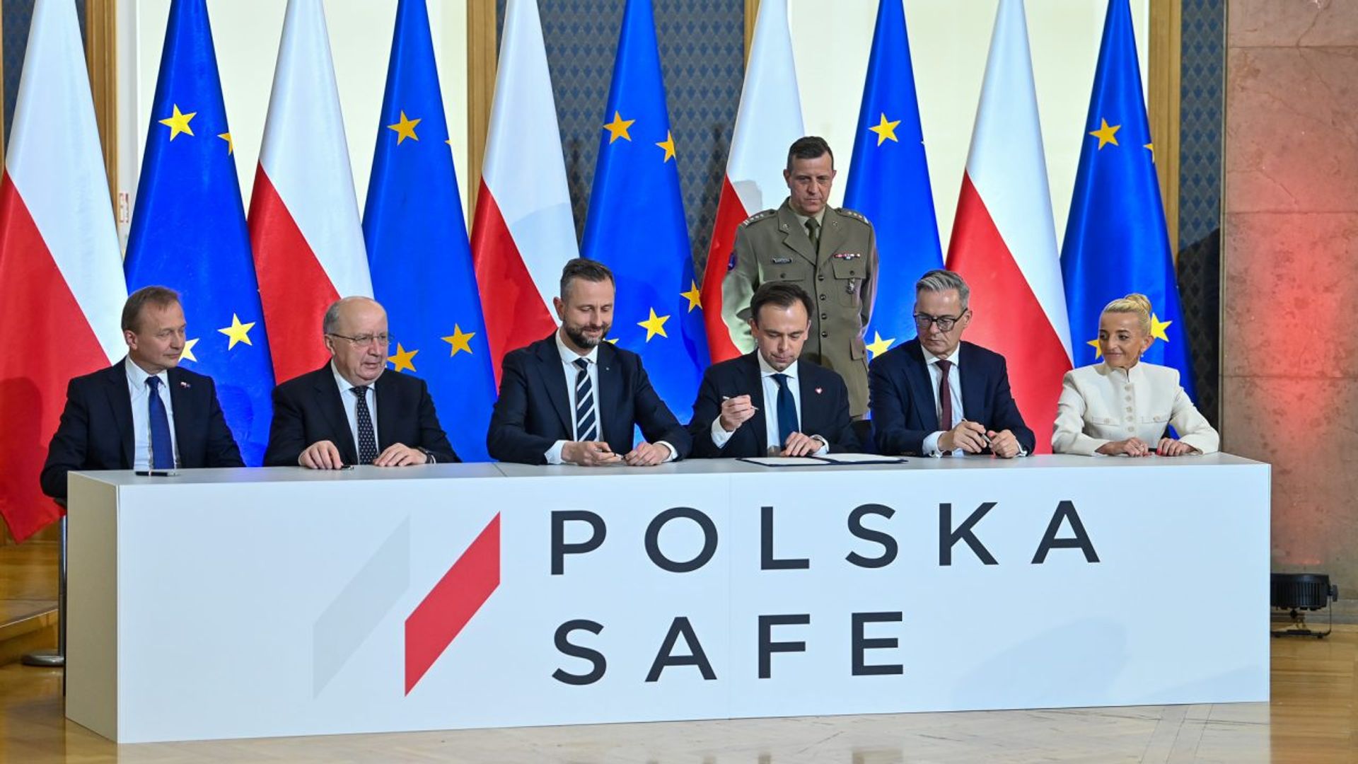 Umowa SAFE podpisana! Miliardy euro na inwestycje w Polsce