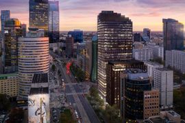 Na budowie Upper One zawisły wiechy. Inwestycja wchodzi w kolejną fazę [FILMY+ZDJĘCIA+WIZUALIZACJE]