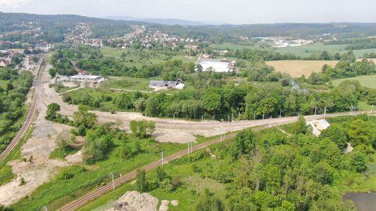 Łącznica kolejowa w Kalwarii Zebrzydowskiej ułatwi podróże na trasie z Krakowa do Bielska Białej [ZDJĘCIA]