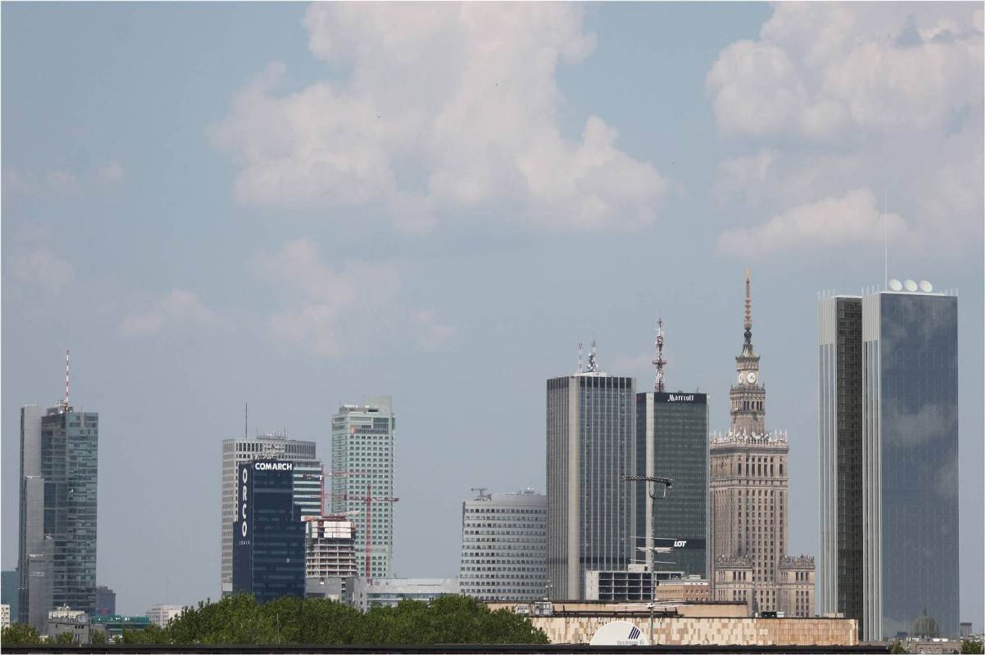  Rozwój nowych inwestycji w Warszawie nabiera tempa, w miarę jak centrum miasta przesuwa się na zachód