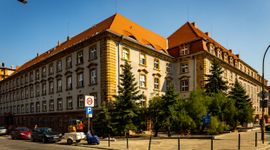 Wrocław: Zmiany przy zabytkowym budynku ZUS na Powstańców Śląskich. Będą nowe podjazdy i zieleń