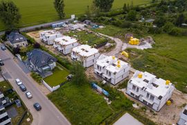 Wrocław: Zaciszny Ołtaszyn – osiedle luksusowych domów od M3 Invest nabiera kształtów [FILM]