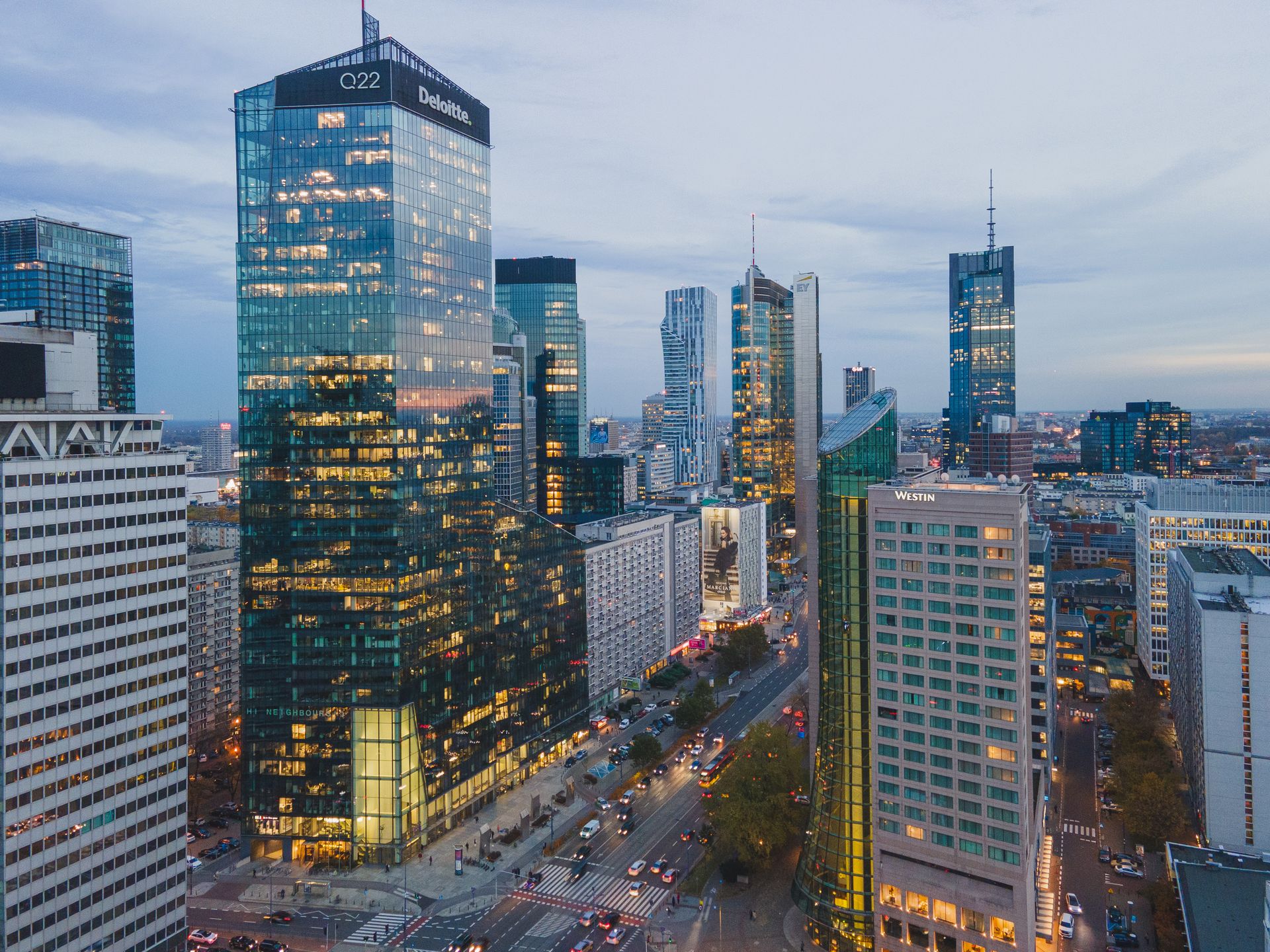 Niska podaż i ESG napędzają modernizacje biurowców w Warszawie