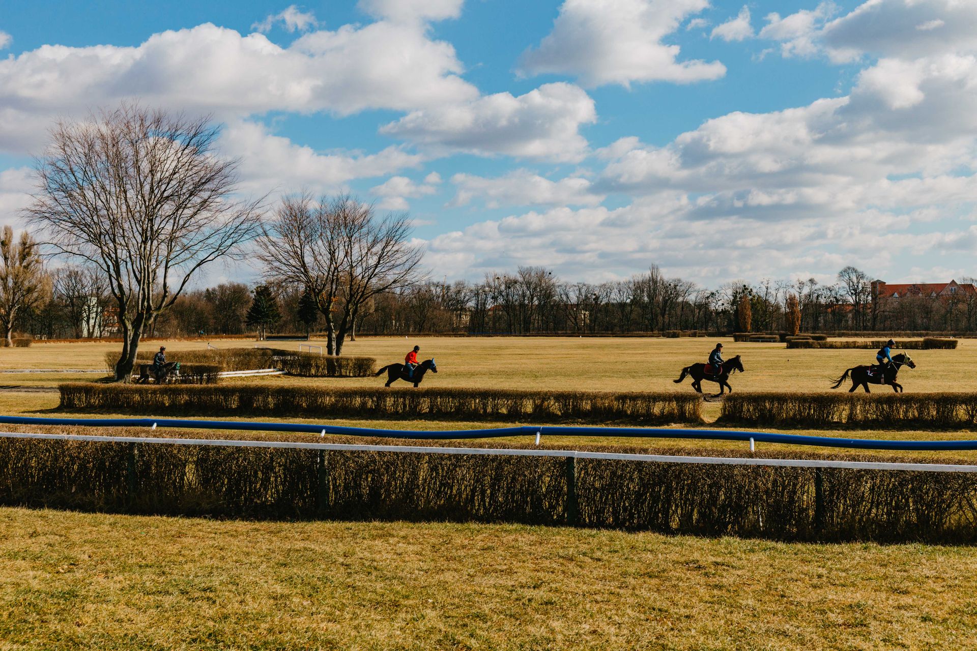 Wrocław: Nowa hala namiotowa na torze wyścigów konnych. Miasto szukało wykonawcy od sierpnia