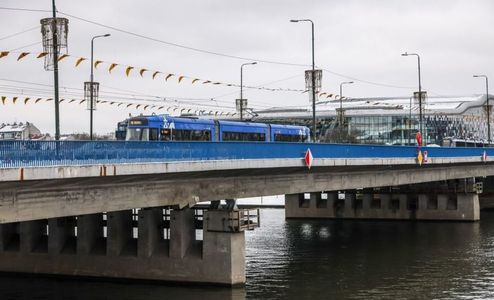 Kraków: Samochody wróciły na most Grunwaldzki dwa tygodnie przed terminem