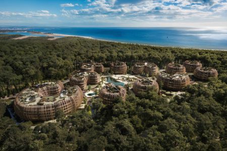 Przy plaży w Gdańsku powstanie luksusowy kompleks hotelowo‑apartamentowy inspirowany ptasimi gniazdami – ceny od miliona złotych [WIZUALIZACJE]