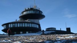 IMiGW wybrał wykonawcę remontu i modernizacji słynnych zabytkowych spodków na Śnieżce (Wysokogórskiego Obserwatorium Meteorologicznego)