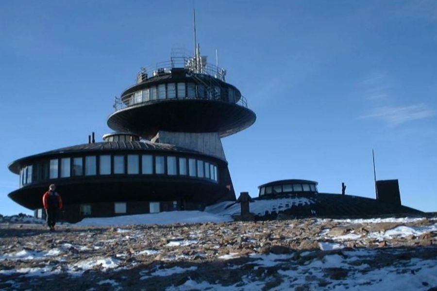 IMiGW wybrał wykonawcę remontu i modernizacji słynnych zabytkowych spodków na Śnieżce (Wysokogórskiego Obserwatorium Meteorologicznego)