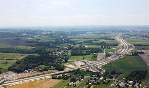 Trwa budowa odcinka drogi ekspresowej S7 na północ od Krakowa [FILM]