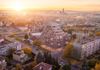 64-metrowa wieża radiowo-telewizyjna w Rzeszowie zostanie wyburzona? Powstanie nowy futurystyczny, kaskadowy budynek mieszkalny? [WIZUALIZACJE]