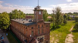Wrocław: Co z zabytkową cukrownią Klecina? PZU planowało rekonstrukcję wieży zegarowej i komina