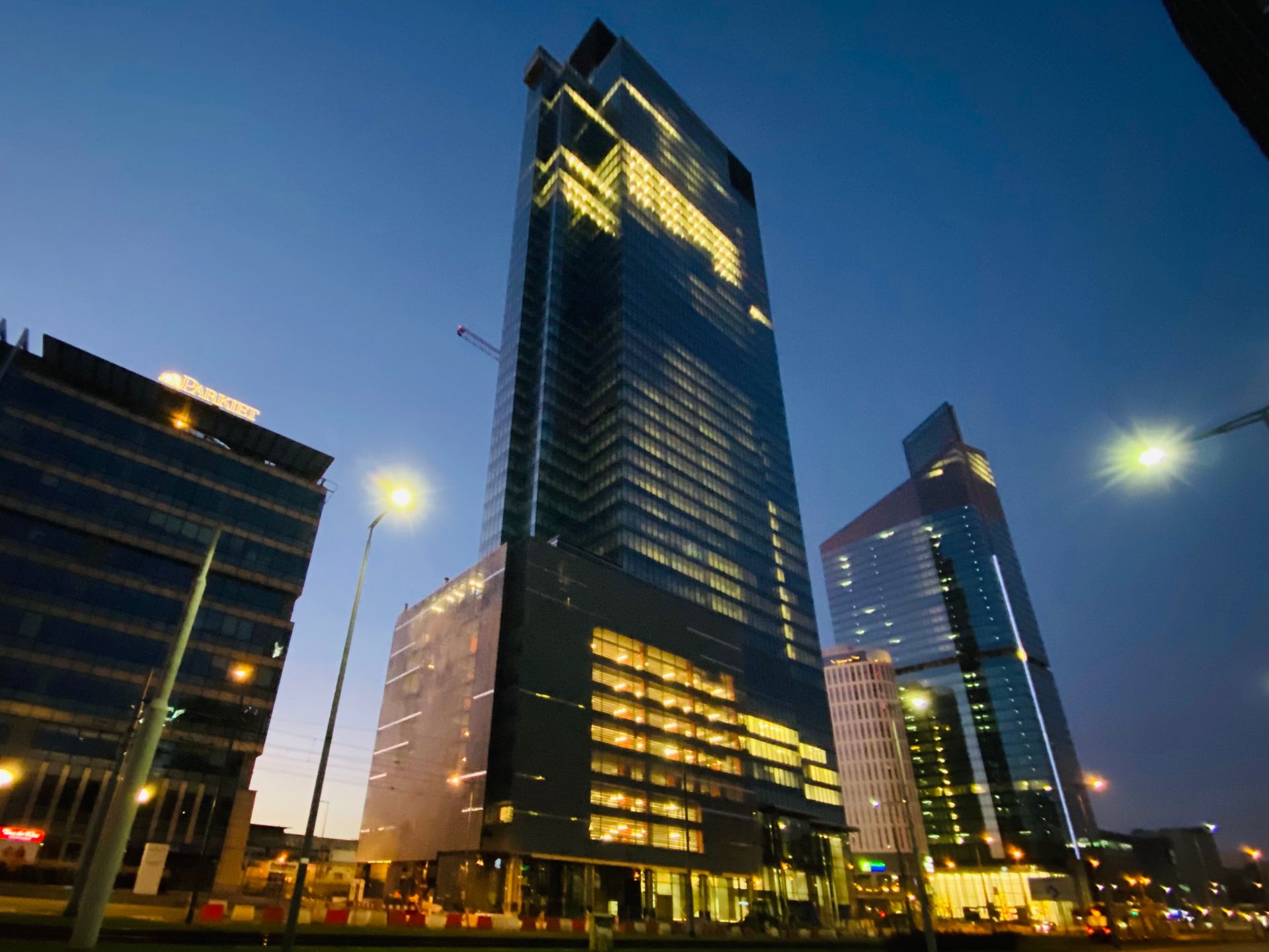Warszawa: Trwa budowa 202 metrowej wieży biurowej Warsaw Unit 
