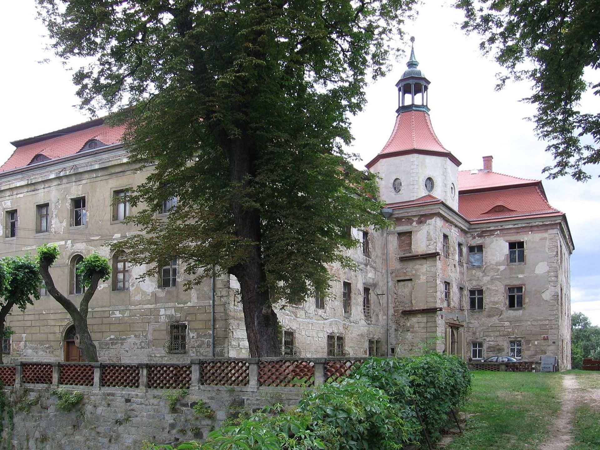 Znany polski aktor kupił zabytkowy pałac w Domanicach na Dolnym Śląsku