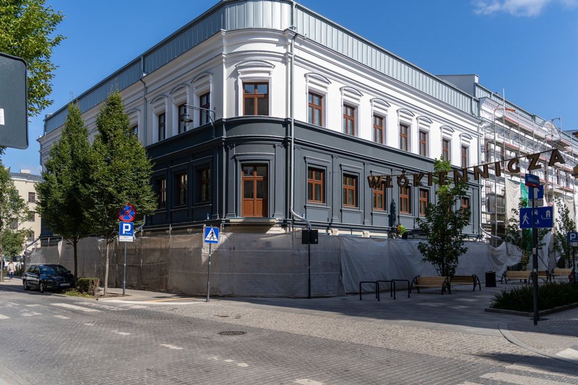 Znikają ostatnie rusztowania na Włókienniczej. Narożnik ze Wschodnią prawie gotowy