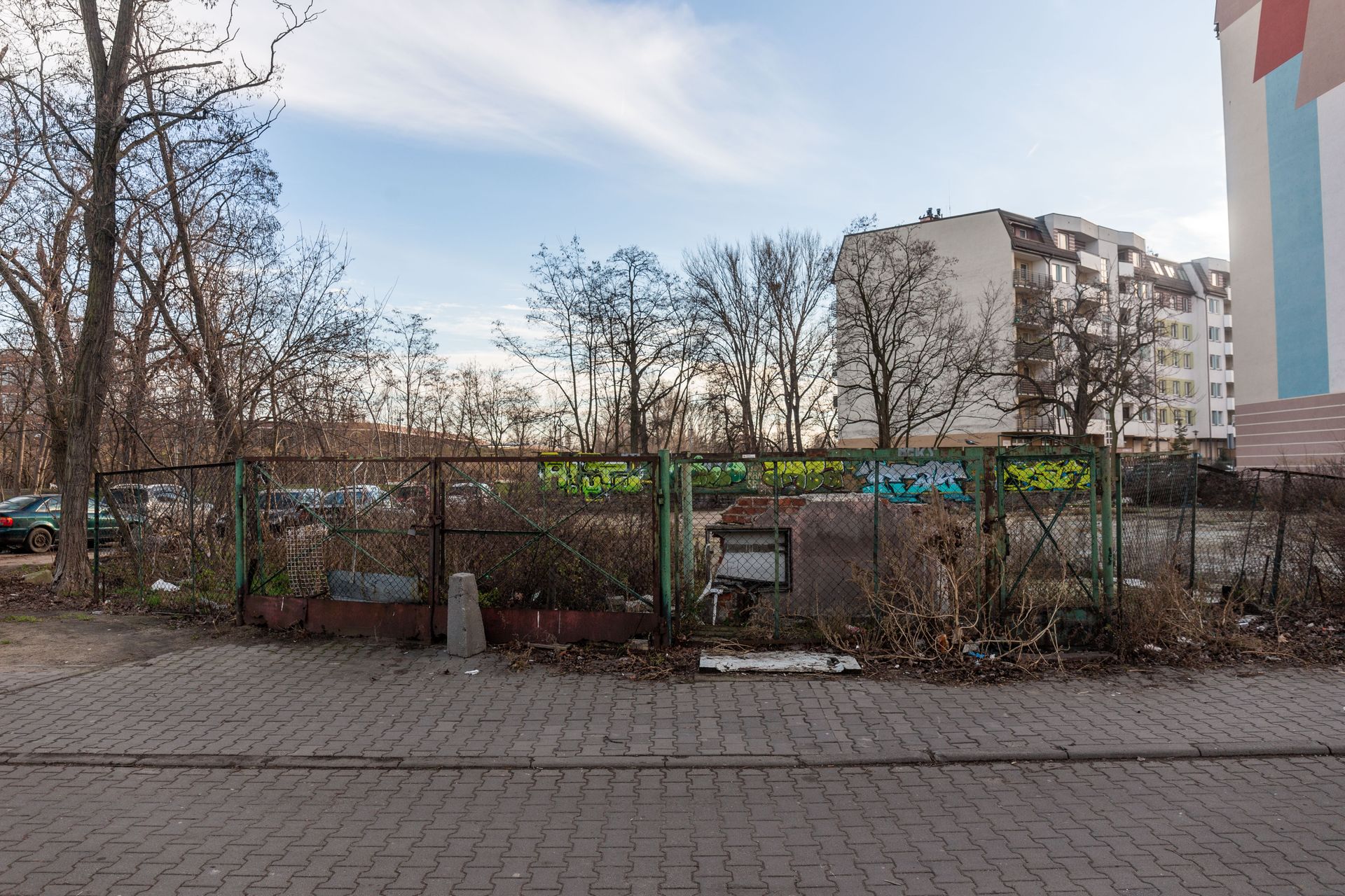 Wrocław: Garaży nad Oławą już nie ma. W ich miejsce ma powstać blok z usługami