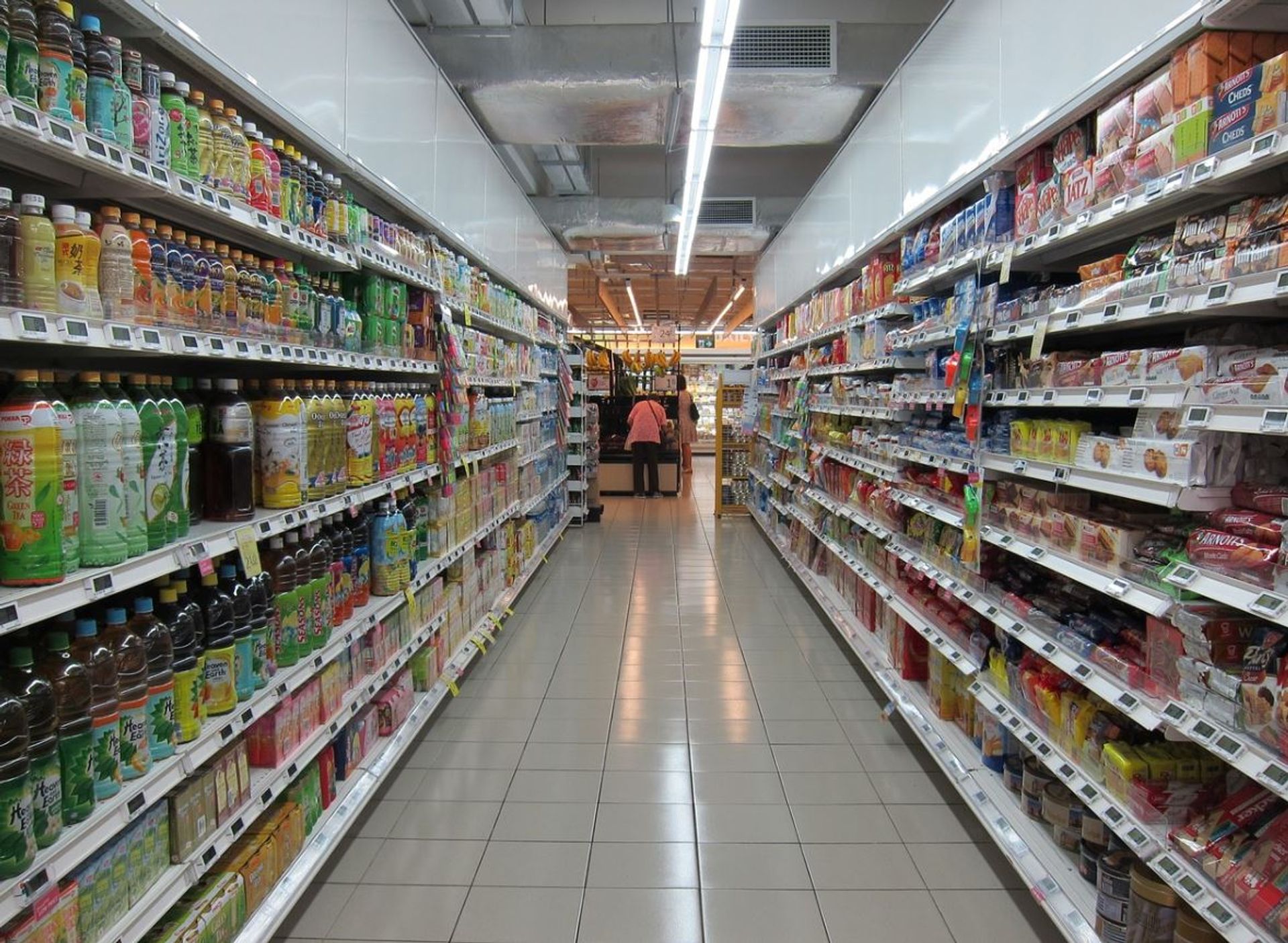 Nie tylko Lidl i Biedronka rywalizują o konsumentów. Jakie są kierunki rozwoju spożywczych sieci handlowych w Polsce?