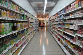 Nie tylko Lidl i Biedronka rywalizują o konsumentów. Jakie są kierunki rozwoju spożywczych sieci handlowych w Polsce?